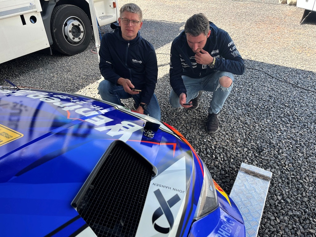 Simon Vallentin og Karsten Isaksen tjekker stillingen under en servicepause i det godt 373 kilometer lange ADAC Rallye Mittelrhein.
(Foto: Morten Dam - autoMOTIV/specialpress)